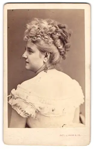 Fotografie L. Haase & Co., Berlin, Portrait Schauspielerin Agnes Lang-Ratthey im Rückenportrait