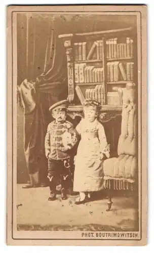Fotografie Boutrimowitsch, St. Petersburg, zwei kleinwüchsige Liliputaner in Husaren Uniform und im Kleid, Adlige