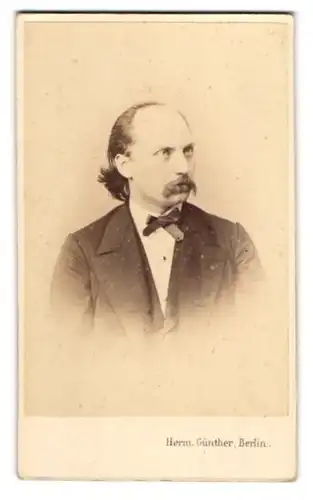 Fotografie Hermann Günther, Berlin, Portrait Friedrich Spielhagen, Komponist, Pianist, Dirigent