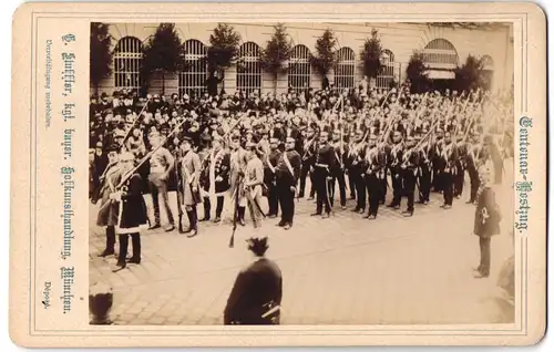 Fotografie G. Stuffler, München, Ansicht München, Militärgruppe bei Parade zur Centinarfeier 1888 in München