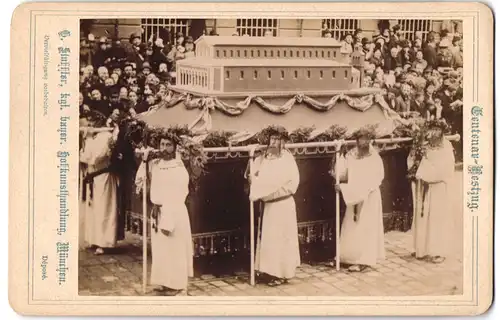 Fotografie G. Stuffler, München, Ansicht München, Geistliche mit Modell der Basilika St. Bonifaz, Centenarfeier 1888