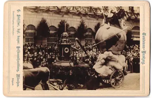 Fotografie G. Stuffler, München, Ansicht München, Paradewagen der Uhrmacher & Optiker Innung zur Centenarfeier 1888