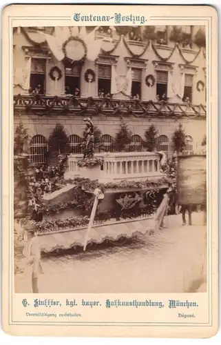 Fotografie G. Stuffler, München, Ansicht München, Festwagen des Bayr. Kunstgewerbeverein mit Bavarie, Centenarfeier 1888