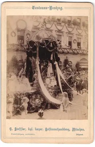 Fotografie G. Stuffler, München, Ansicht München, Tapezierer & Decorateur Festwagen zur Centenarfeier 1888