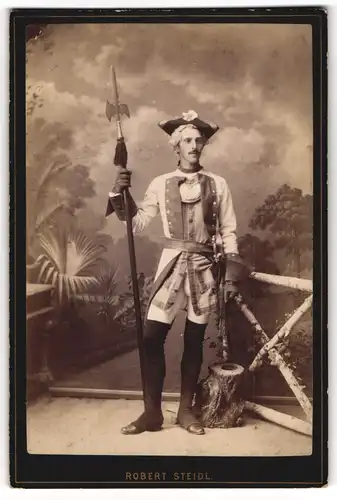 Fotografie Robert Steidl, Schwechat, historische Uniform um 1772, von Moser