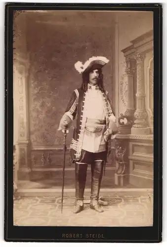 Fotografie Robert Steidl, Schwechat, historische Uniform des Hauptmann Baron von Buttlar um 1696