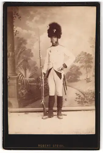 Fotografie Robert Steidl, Schwechat, Soldat in historischer Uniform um 1809 mit aufgepflanztem Bajonett