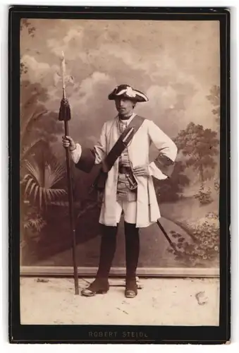 Fotografie Robert Steidl, Schwechat, Soldat in historischer Uniform um 1772 mit Hellebarde