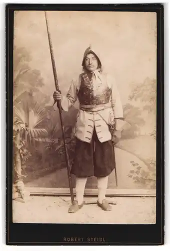 Fotografie Robert Steidl, Schwechat, Soldat in historischer Uniform um 1682 mit Lanze und Brustharnisch