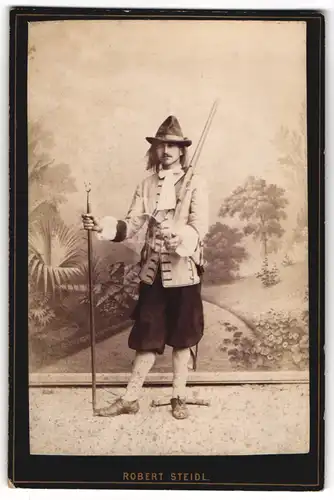 Fotografie Robert Steidl, Schwechat, Soldat in historischer Uniform um 1682 mit Gewehr