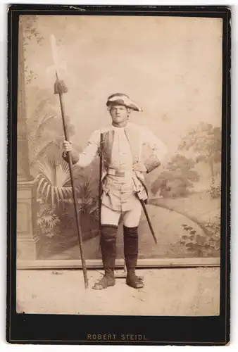 Fotografie Robert Steidl, Schwechat, Soldat in historischer Uniform mit Hellebarde um 1772
