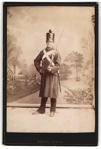 Fotografie Robert Steidl, Schwechat, Soldat in historischer Uniform mit Gewehr und aufgepflanztem Bayonett