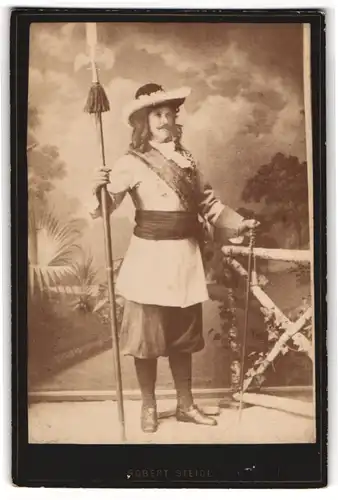 Fotografie Robert Steidl, Schwechat, Soldat in historischer Uniform eines Werbeoffiziers um 1682