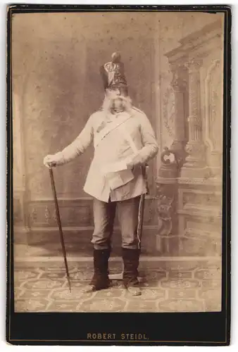 Fotografie Robert Steidl, Schwechat, Hauotmann Mally in historischer Uniform als Feldwebel in Schlacht bei Custozza 1848