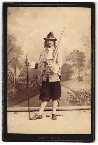 Fotografie Robert Steidl, Schwechat, Soldat in historischer Uniform mit Gewehr