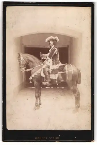 Fotografie Robert Steidl, Schwechat, Soldat in historischer Uniform zu Pferde