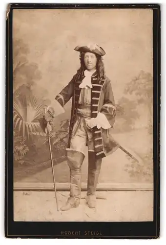 Fotografie Robert Steidl, Schwechat, Lieutnant Krasser als Offizier des Regiment in historischer Uniform von 1696