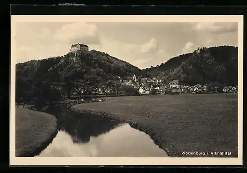 AK Riedenburg i. Altmühltal, Blick auf das Tal mit Burg im Hintergrund