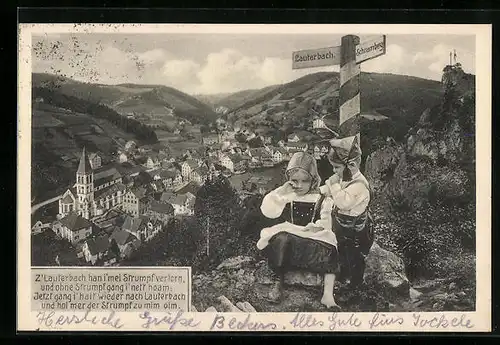 AK Lauterbach, Ortsansicht hinter Trachtenkindern mit verlorenem Strumpf