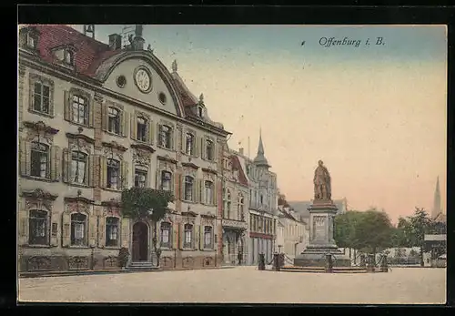 AK Offenburg i. B., Blick auf Rathaus und Denkmal