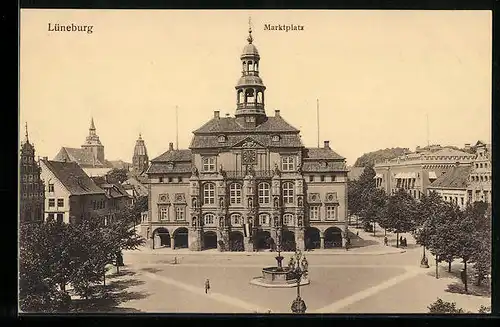 AK Lüneburg, am Marktplatz mit Brunnen