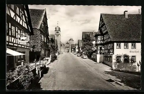 AK Langenburg /Württ., Strasse mit Gasthof und Kirche im Hintergrund