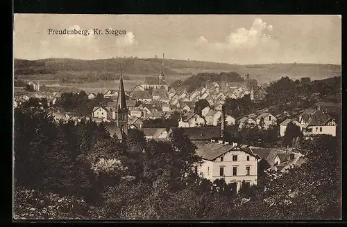 AK Freudenberg /Kr. Siegen, Ortsansicht mit Kirchturm vom Berg