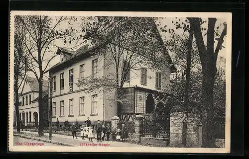 AK Bad Lippspringe, Johanniter-Hospiz mit Kindergruppe, Strassenansicht