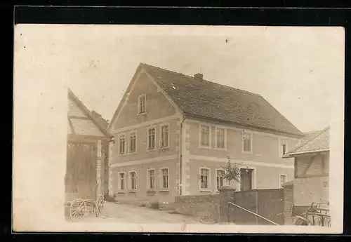 Foto-AK Drössnitz, Strassenpartie mit Wohnhaus