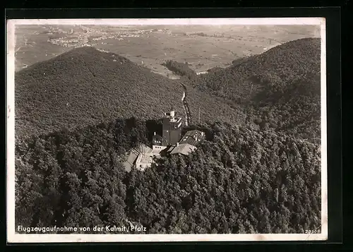 AK Kalmit / Pfalz, Turm mit Station im Wald aus der Vogelschau, Fliegeraufnahme