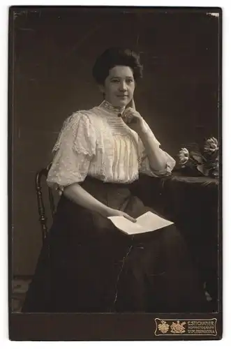 Fotografie C. Stichaner, Ulm, Ensingerstrasse 4, Elegante junge Dame in einer hellen Spitzenbluse