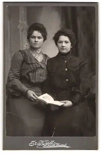 Fotografie St. Krill, Schwäb. Gmünd, Zwei junge Damen mit ondulierten Haaren in Sonntagskleidern