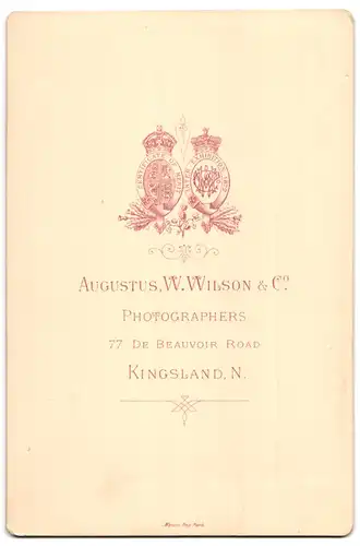 Fotografie Augustus W. Wilson & Co., Kingsland. N., 77 De Beauvoir Rd., Junge Zwillingsdamen mit Stirnlocken und Brosche