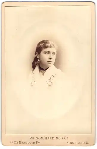 Fotografie Wilson, Harding & Co., Kingsland. N., 77 De Beauvoir Rd., Junges Mädchen mit Ohranhänger und Samt-Halsband