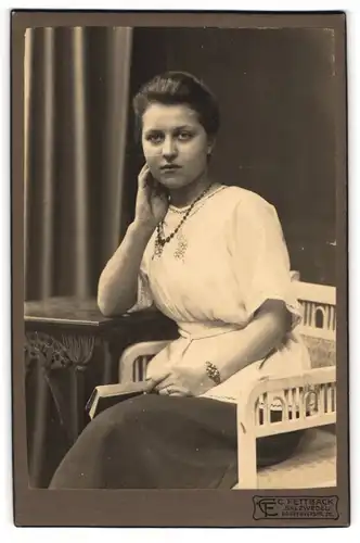 Fotografie C. Fettback, Salzwedel, Neuperverstrasse 28, Junge Dame mit Halskette und Armband in nachdenklicher Haltung