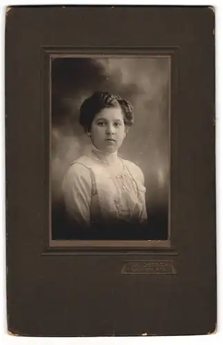 Fotografie Karl Dietrich, Laufen a. S., Ernste junge Dame mit ondulierten Haaren und Seitenscheitel