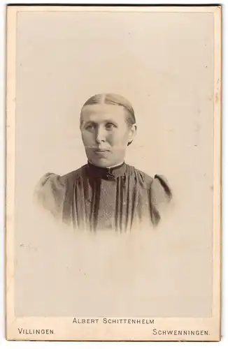 Fotografie Albert Schittenhelm, Schwenningen, Ältere Dame mit Mittelscheitel, Brosche und Puffärmeln