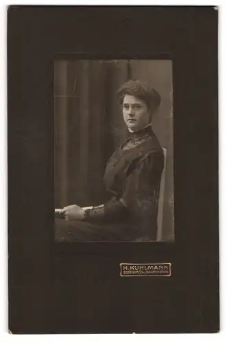 Fotografie H. Kuhlmann, Bochum, Bahnhofstrasse 18, Junge Dame mit Spitzenkragen im eleganten dunklen Kleid