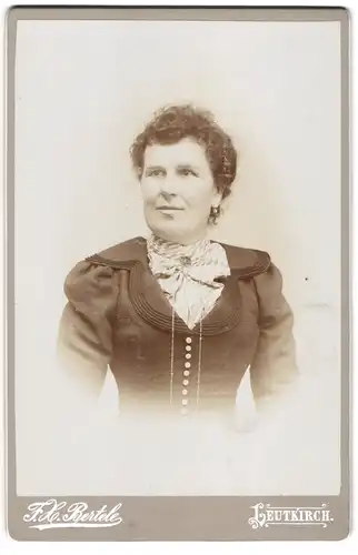 Fotografie F. H. Bertel, Leutkirch, Freundliche Dame mit Lockenfrisur und Brosche