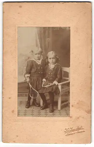 Fotografie K. Jenckel, Malente-Gremsm., Zwei kleine Mädchen mit Tennisschläger und Ball