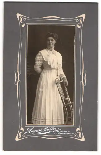 Fotografie August Müller, Husum, Markt 17, Junge Dame mit Brosche im weissen Faltenkleid