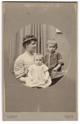 Fotografie A. Ausfeld, Ilmenau, Südstrasse 2, Elegante junge Mutter mit Knabe und Kleinkind