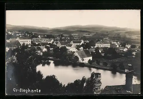 AK Gr. Siegharts, Ortsansicht mit Fernblick aus der Vogelschau