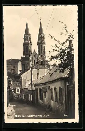AK Klosterneuburg, Strassenpartie mit Kirche
