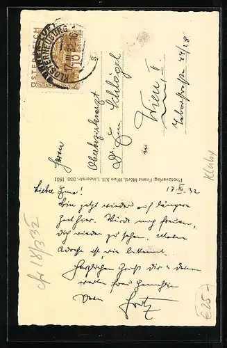 AK Klosterneuburg, Strassenpartie mit Kirche