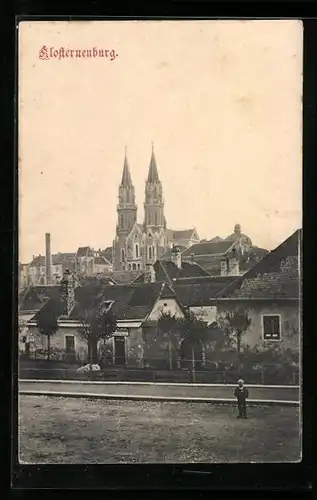 AK Klosterneuburg, Teilansicht mit Kirche und Strasse