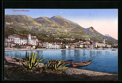 AK Gardone-Riviera, Strandpartie mit Blick auf den Ort und Bergapanorama