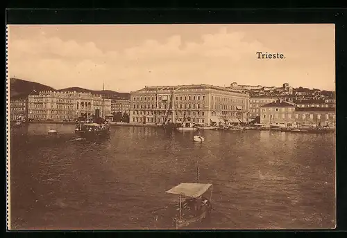 AK Trieste, Kleiner Dampfer im Hafen