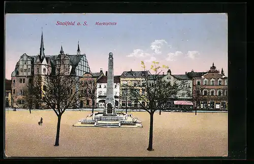 AK Saalfeld a. S., Marktplatz mit Geschäften und Denkmal