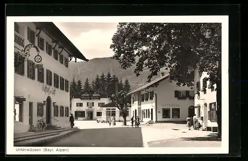 AK Unterwössen /Chiemgau, Strassenpartie mit Gasthof zur Post
